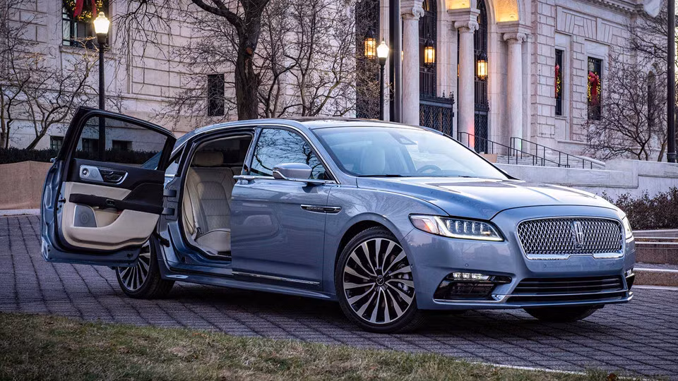 Mỗi chiếc Lincoln Continental đặc biệt 80th Anniversary Coach Door Edition đều được đánh số thứ tự riêng biệt ở bậc cửa. Mô hình đặc biệt này sẽ chính thức ra mắt công chúng tại Triển lãm ôtô quốc tế Bắc Mỹ 2019 khai màn vào giữa tháng 1 năm tới.