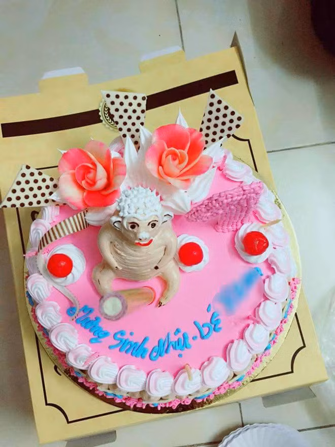 Nửa ngày sau, khi nhận bánh, bà mẹ trẻ "đen đủi" chủ quan không kiểm tra. Đến lúc lấy bánh ra cắm nến, chị mới tá hỏa nhận ra, chiếc bánh giữa lúc sáng mình chọn và hiện tại khác xa một trời một vực, không phải là chú khi dễ thương với chiếc nơ kẹp trên đầu mà thay vào đó là "trâu khỏa thân" ngồi chình ình trên chiếc bánh.