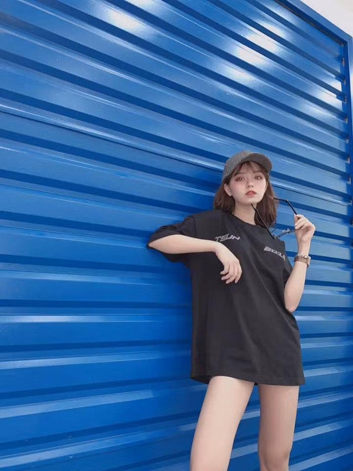 Sau khi bất ngờ nổi tiếng trên MXH, ngoài việc học, Hồng Hạnh cũng trở thành gương mặt được nhiều thương hiệu thời trang mời chụp ảnh mẫu sản phẩm cho họ. Nhưng cô bạn 9X này vẫn luôn cân đối giữa thời gian học và công việc khá chỉnh chu.