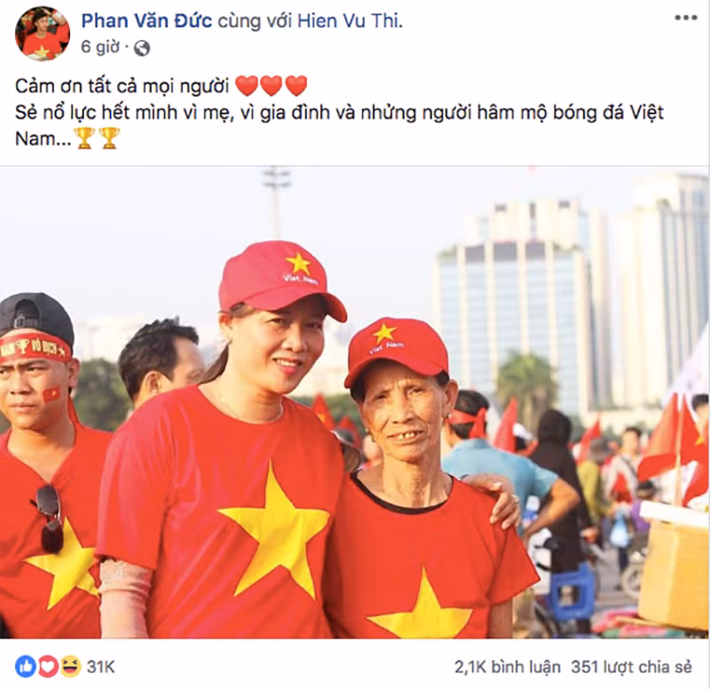 Về Phan Văn Đức, anh chàng không nói gì về trận đấu, chỉ đăng đàn hướng về hậu phương vững chắc là người mẹ của mình cùng hàng triệu người hâm mộ. "Sẽ nỗ lực hết mình vì mẹ, vì gia đình và những người hâm mộ bóng đá Việt Nam...".