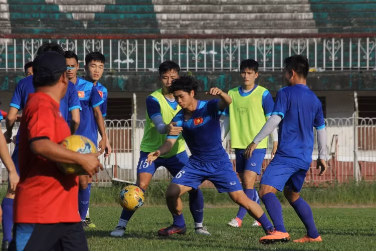 Kết thúc bài tập với bóng ném, đội của Xuân Trường và Công Phượng đã thua thảm với đối phương với tỷ số 5-2.