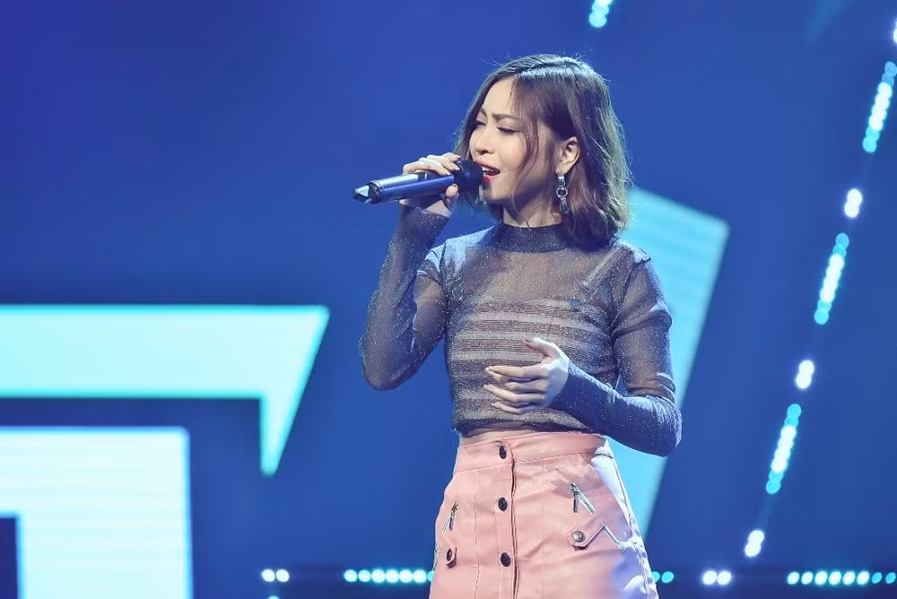 Cũng như những lần xuất hiện trước trong các cuộc thi, Nhật Lê bị chê bai tơi bời vì giọng hát.