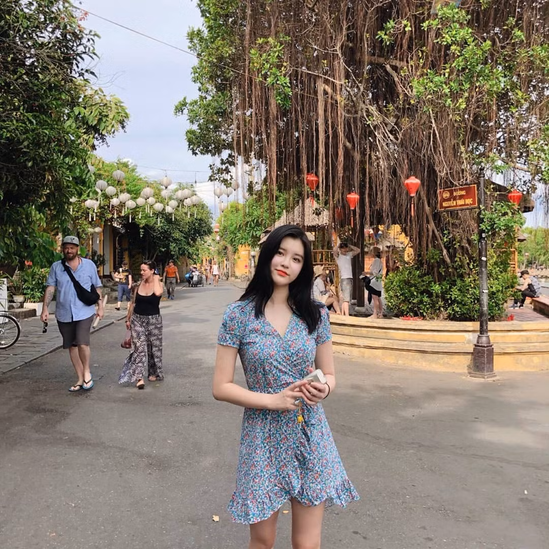 Diện những bộ váy nhẹ nhàng, ôm cơ thể, mỹ nhân này khoe được làn da trắng ngần và khuôn mặt xinh như búp bê nổi bật giữa thắng cảnh Hội An.