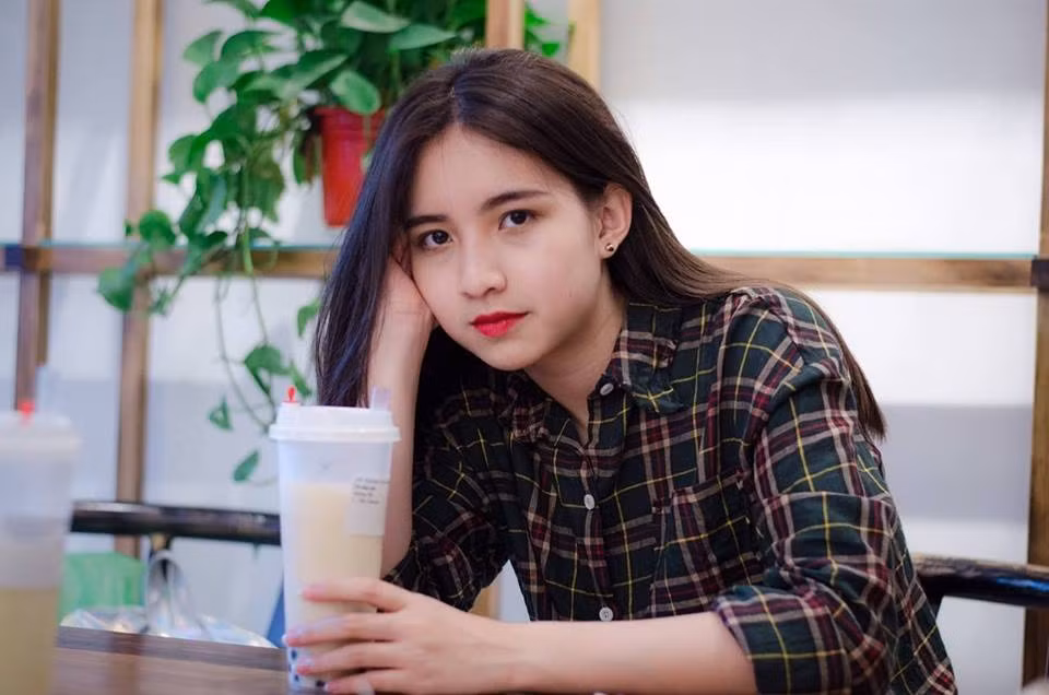 Trong bức ảnh đưa mình nổi tiếng, Minh Phương đã khoe góc nghiêng đẹp hút hồn, nhưng khi "đào mộ" những bức ảnh trong album ảnh trên trang cá nhân, dân mạng phải "suýt xoa" với góc mặt trực diện của cô nàng còn xinh hơn rất nhiều.