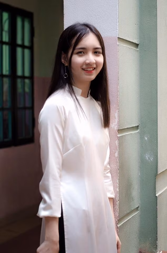 Mặc dù bị cố ý dìm hàng khi đang ngủ gật trong giờ nhưng ai ngờ bằng vẻ đẹp của mình, Minh Phương không những không bị "troll" (chơi đểu) mà còn trở nên nổi tiếng trong cộng đồng mạng xã hội những ngày vừa qua.