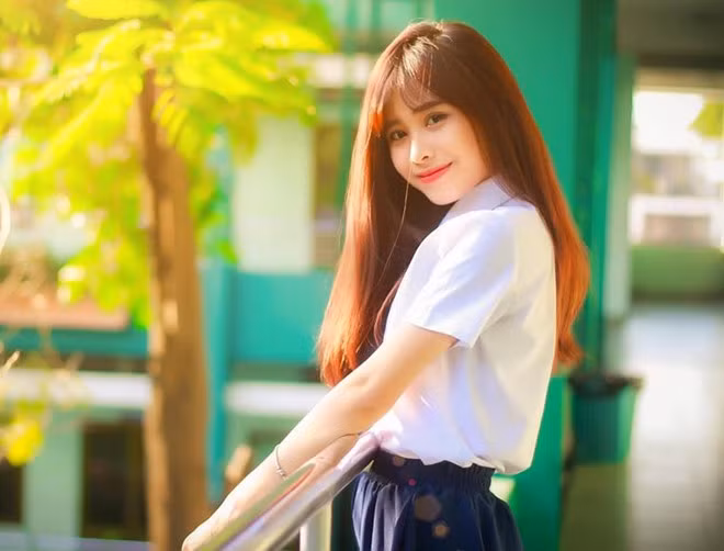 Bước sang năm học lớp 12, Phương Dung là người có số điểm cao nhất khi thi vào ngành Múa, trường Văn hóa Nghệ thuật Quân đội tại Hà Nội.
