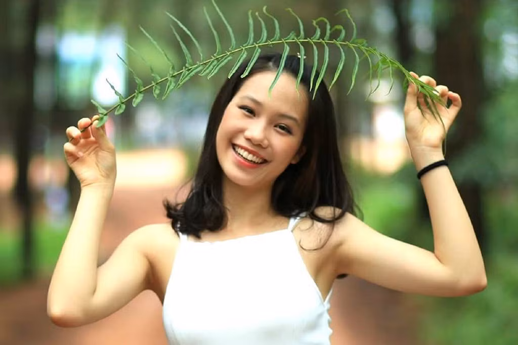 Gương mặt khi không trang điểm đậm của cô gái 19 tuổi.