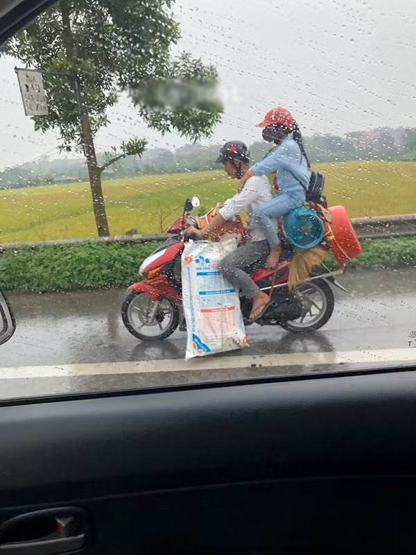 Thanh nien bi chi trich vi lieu linh de ban gai ngoi tren dong do sau xe