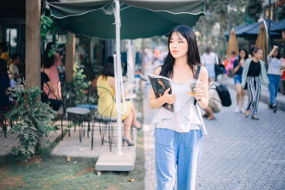 Chính bởi vậy, bộ ảnh của Tiêu Ngọc nhận được không ít lời khen từ dân mạng như "Cô xinh thế"; "Cô xinh thật"; "Sướng thế"; "Cô xinh như hotgirl ý".