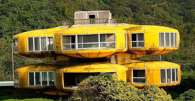 Tòa nhà hình UFO được xây dựng tại thành phố Tân Đài Bắc của Đài Loan vào năm 1978 để làm nơi nghỉ dưỡng cho quân nhân Mỹ đóng quân tại đây. Nhưng công trình này không thu hút được khách thuê và bị bỏ hoang từ năm 1980.