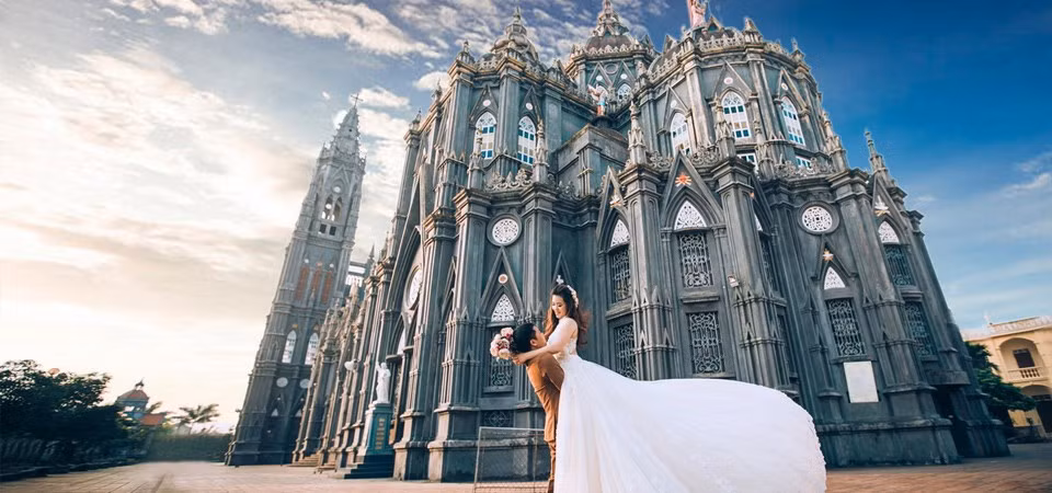 Nếu bạn đến đây vào một buổi chiều sương mù lạnh giá thì chắc chắn bạn sẽ tưởng mình đang lạc vào một lâu đài trong truyện cổ tích.