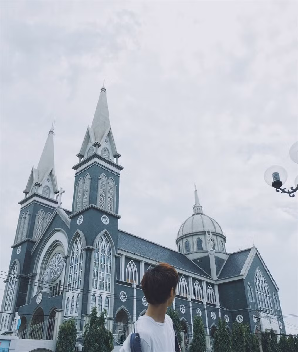 Nhà thờ chánh tòa Phú Cường - Bình Dương là một trong những điểm đến mới lạ, độc đáo với lối kiến trúc đậm chất Châu Âu. Với khuôn viên khá rộng, màu sắc nhã nhặn, kiến trúc đẹp và lạ mắt.