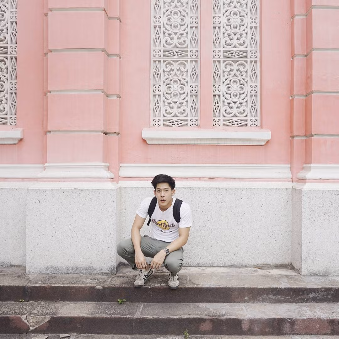 Đặc biệt là khi đến mùa Giáng Sinh, nhà thờ được trang hoàng thêm những ánh đèn lung linh cực kì đẹp mà ai đi ngang cũng phải ngoái nhìn và muốn dừng lại để chụp ảnh check-in.