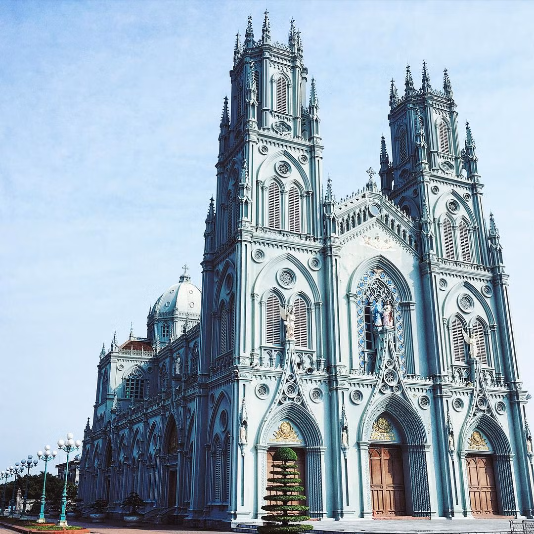 Hai bên nhà thờ có hồ nước và những dãy đèn đường trang nghiêm nhưng vẫn vô cùng thơ mộng. Chính bởi vậy, không ít các cặp đôi theo đạo Thiên Chúa đã thực hiện bộ ảnh cưới ở nhà thờ này.