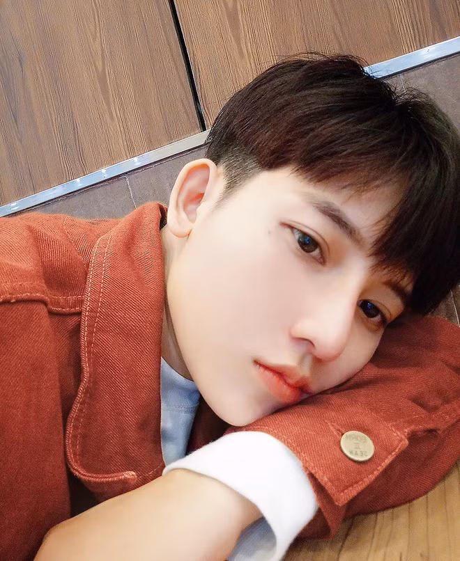 Sở hữu một gương mặt thanh tú dù con trai hay con gái đều phải mê Sun Chu Min gây thiện cảm với người đối diện với người đối diện ngay lần tiếp xúc đầu tiên. Bên cạnh đó, phong cách thời trang tomboy trở thành hot trend giúp cô bạn này nhận bão "like" trên trang cá nhân.