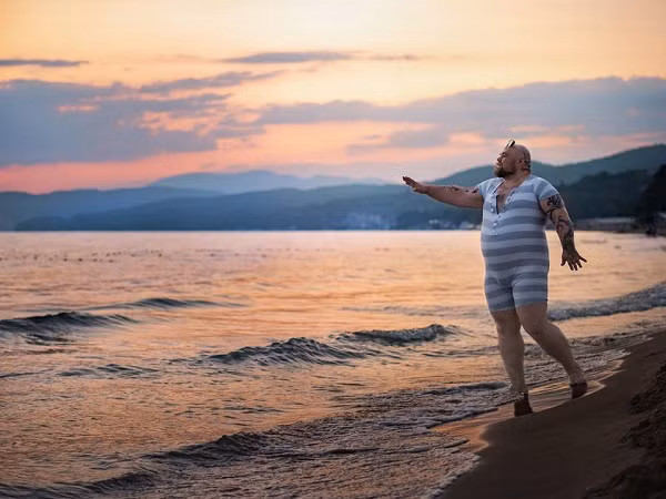 Mùa hè là thời điểm mà những bức ảnh bikini trên bãi biển tràn ngập trên khắp các trang mạng xã hội. Tuy nhiên, với cánh mày râu mà đặc biệt là các ông bố bụng bia, họ cũng có cách "pose" dáng riêng của mình.