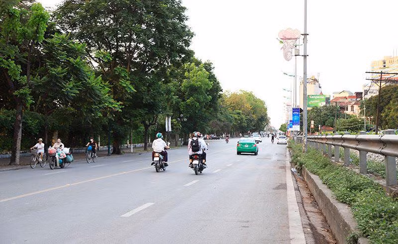 Đoạn đường Lê Duẩn phía ngoài công viên Thống Nhất lắc đắc xe qua lại sáng ngày 28/4/2019.