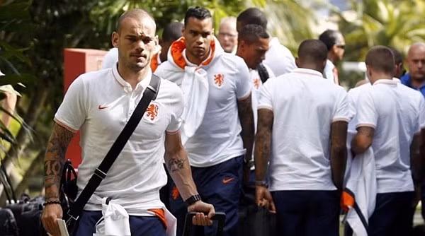 Ở kỳ World Cup 2014 tại Brazil diễn ra năm ngoái, tờ Globo đưa tin các tuyển thủ Hà Lan như Sneijder, Kuyt và De Jong đã trốn khỏi khách sạn và mò vào 1 nhà thổ hành lạc. Đáng chú ý, 1 trong 3 cô gái phục vụ các ngôi sao ĐT Hà Lan chỉ mới 16 tuổi, hai cô còn lại 20 tuổi. Ngay sau khi sự việc bị lộ trên các mặt báo tại xứ sở Samba, khỏi phải nói bộ 3 kể trên đã lo sốt vó. Rất may cho họ là tại Brazil, mại dâm được coi là ngành công nghiệp lành mạnh.