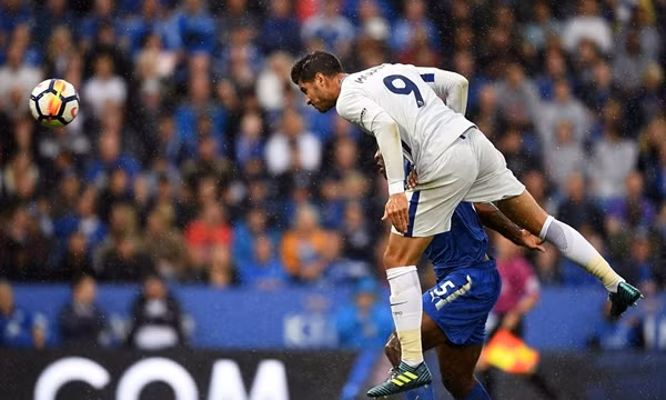 Hazard thách Morata ghi bàn bằng… chân: Ghi 3 bàn thắng và có 2 đường kiến tạo sau 4 trận, Alvaro Morata đã nhận được nhiều lời khen ngợi từ các đồng đội, trong đó có Eden Hazard. Tuy vậy, ngôi sao người Bỉ đã bông đùa rằng Morata cần phải ghi bàn bằng chân để trở nên hoàn hảo.