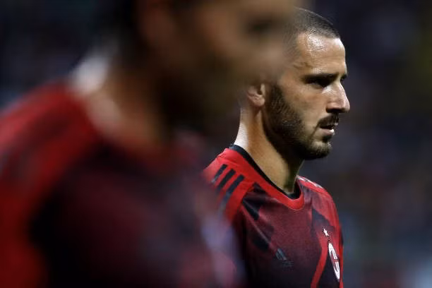 Bonucci nổi điên sau thất bại: Trung vệ Leonardo Bonucci tỏ ra rất tức giận sau trận thua Lazio 1-4. Anh cho rằng đây là trận đấu mà các cầu thủ Milan không thể hiện được lối chơi tập thể của 1 đội bóng. Thậm chí, cựu sao Juve còn ví đây là “cái tát mạnh” vào tham vọng của Rossoneri. Ảnh: Calcio