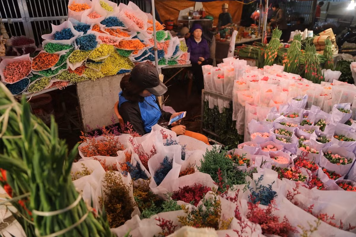 Theo nhận định của nhiều chủ sạp hoa tại chợ hoa Quảng Bá, giá hoa hồng những ngày sắp tới có thể nhích thêm vài giá vì nhu cầu mua tăng cao.