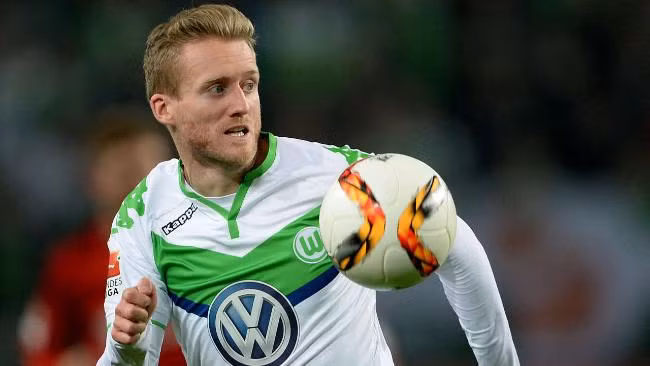 Andre Schurrle coi việc rời Chelsea để trở về quê nhà khoác áo Wolfsburg là một bước tiến trong sự nghiệp, tuy nhiên sau gần 1 năm phong độ của nhà vô địch World Cup 2014 vẫn chẳng được cải thiện nhiều, thậm chí ngày càng tụt lùi và dần mất vị trí chính thức trong đội hình. ĐT Đức không thiếu các tài năng sáng giá và nếu Schurrle không sớm cải thiện được tình hình hoặc tìm một môi trường chơi bóng mới, không sớm thì muộn anh cũng bị bị gạch tên tại Euro 2016.