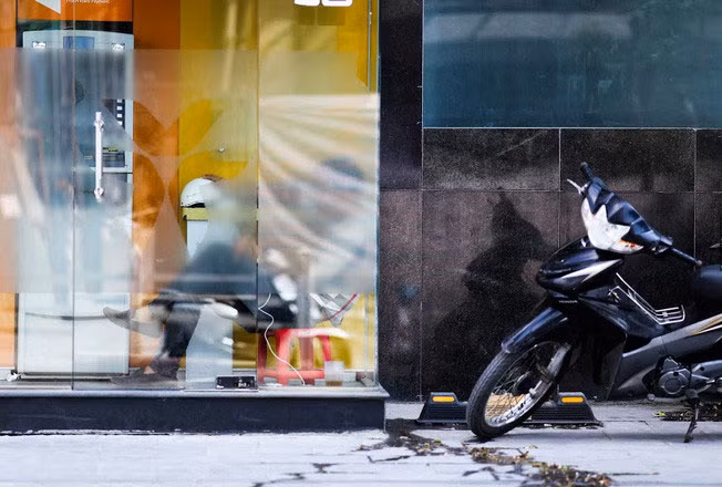 Hiện tại câu chuyện về việc người dân trốn vào cây ATM giải nhiệt vẫn đang gây ra nhiều tranh cãi trong CĐM.