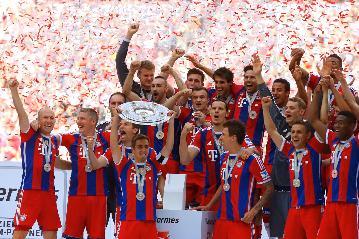 Tính đến thời điểm gần hết năm 2015, Bayern đã có được 43 bàn thắng sau 15 trận đạt tỉ lệ gần 2,9 bàn/trận. Điểm mạnh nhất trên hàng tiền đạo “Hùm xám” là sự đồng đều khi bất cứ ngôi sao nào từ Lewandowski, Muller, Robben, Cosman hay Doughlas Costa đều có thể rực sáng. Số bàn thắng của họ cũng khá toàn diện khi có 24 bàn từ chân phải, 11 từ chân trái và 6 trong đó đến từ những pha đánh đầu.