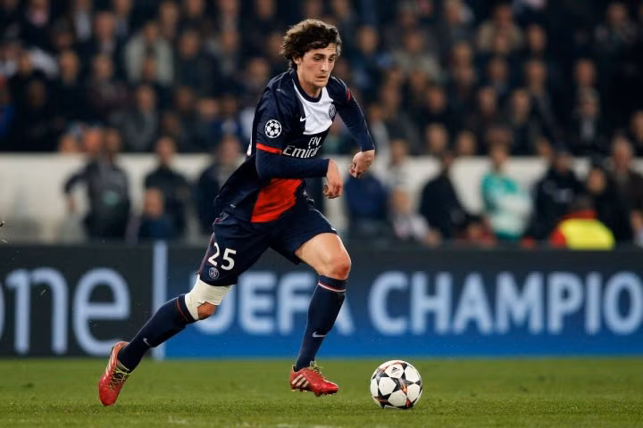 Chelsea đã chia tay Fabregas, và hiện đang xúc tiến kế hoạch chuyển nhượng Adrien Rabiot. Theo báo chí Anh và Pháp, ông chủ Abramovich rất kết Rabiot khi hợp đồng của anh với PSG sẽ đáo hạn vào cuối mùa giải này.