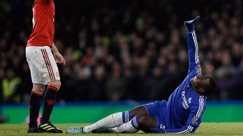 Zouma bị đứt dây chằng trước hồi tháng 2 vừa qua và chỉ có thể trở lại khi mùa giải mới khởi tranh.