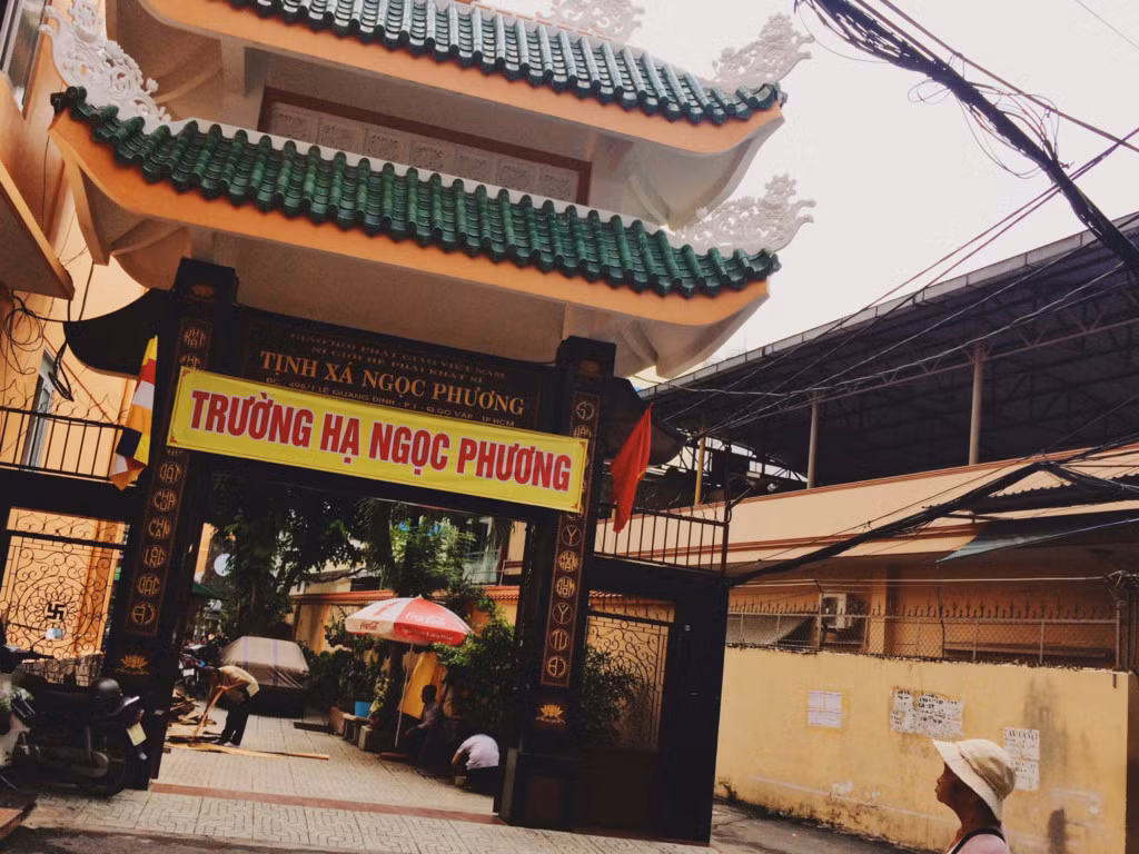 5. Hẻm thiền: Nấp mình trong một con hẻm nhỏ ở 498 Lê Quang Định, những ngôi chùa ở đây chia nhau từng góc hẻm nhẹ nhàng và nghiêm nghị, vậy nên người ta gọi gọn đây là hẻm thiền.