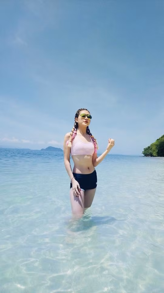 Trong chương trình "Tiên tri nước Nga" (một chương trình đồng hành cùng World Cup 2018 của đài K+), BTV Thu Hằng đã liên tiếp mặc bikini gợi cảm để quay hình tại hồ bơi, cùng chú hải cầu dự đoán tỉ số các trận đấu.