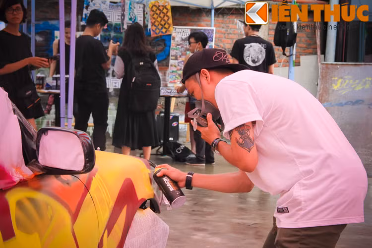 Đặc biệt trong chương trình còn xuất hiện cố vấn nghệ thuật - họa sĩ Graffiti Dũng Zunk – người đã gắn bó với Graffiti suốt 10 năm qua, anh còn điều hành một tạp chí online về đời sống HipHop tại Việt Nam và đã từng xuất bản một cuốn sách về đề tài này