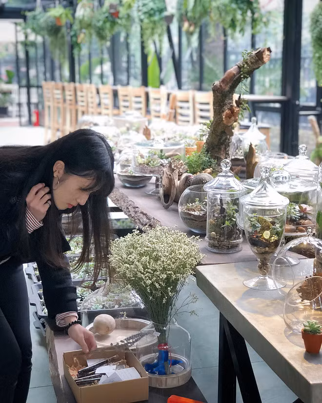 Từ một quán ở Vạn Bảo, quán đã mở rộng ra đến 3 quán, trong đó quán có vị trí trung tâm nhất và gần đây được check in nhiều nhất chính là The YLang ở Lê Thạch, ngay gần tượng đài Lý Thái Tổ và chỉ cách phố đi bộ có vài bước chân.