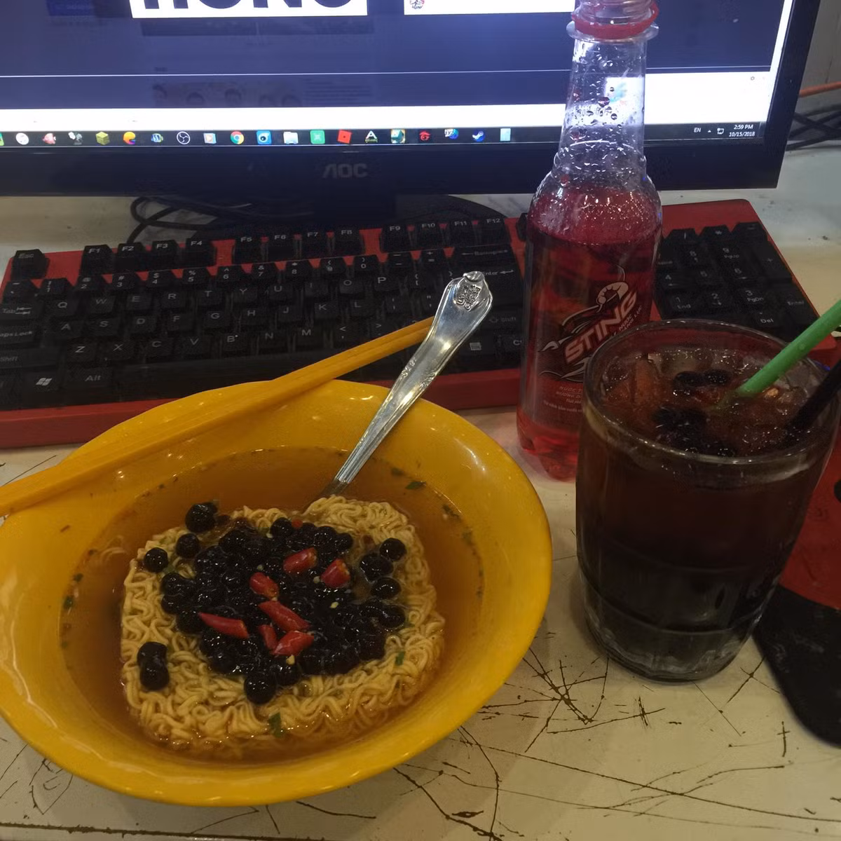 Mỳ tôm úp trân châu đen.