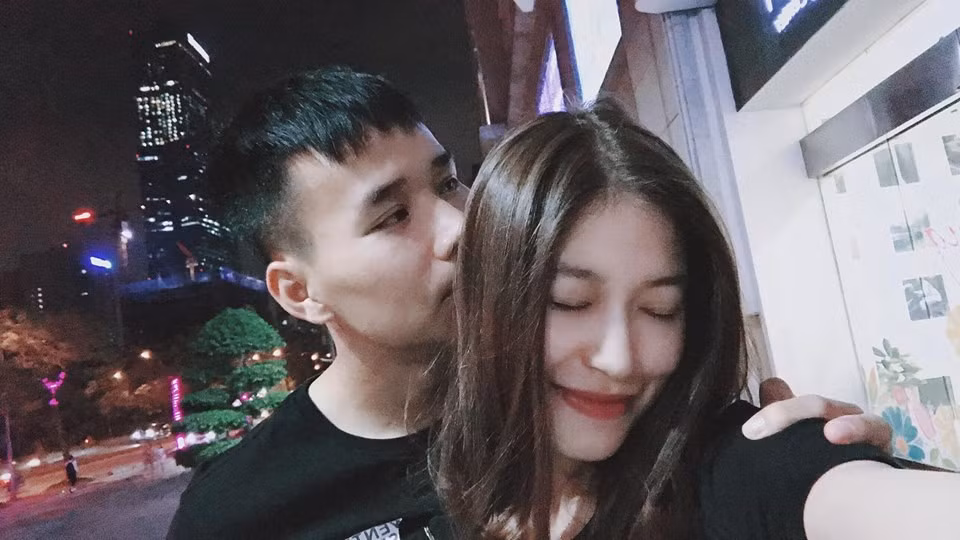 Ban gai cua cau thu CLB Ha Noi da xinh lai con gioi