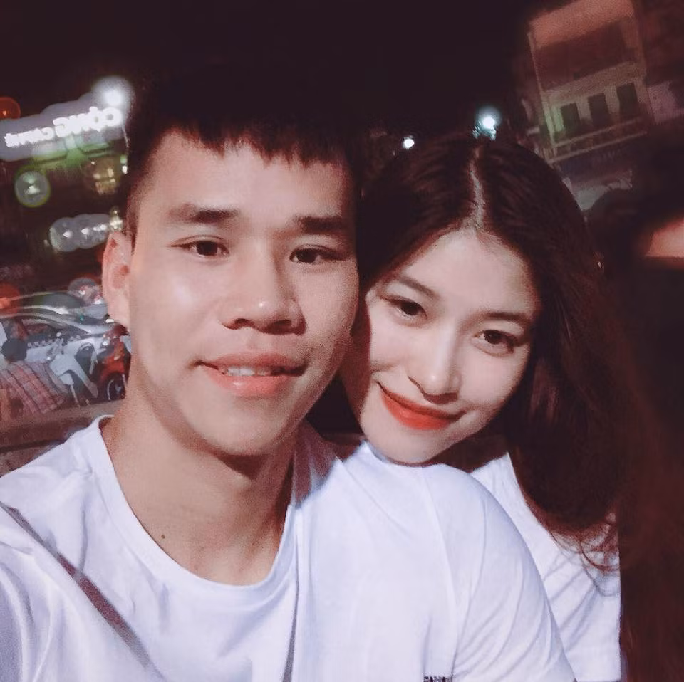 Bạn gái xinh đẹp của cầu thủ CLB Hà Nội - Đỗ Thị Vóc (24 tuổi), sinh ra và lớn lên tại Thái Bình, hiện là du học sinh ngành Quản trị Kinh doanh Quốc tế của trường Middlesex University, Anh Quốc. Tới nay, 9X đã xa nhà được 8 tháng, cũng là khoảng thời gian lâu nhất từ xưa tới nay.