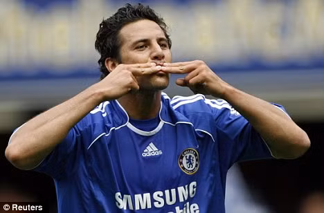 Claudio Pizarro đã có những ngày tháng tuyệt vời trong màu áo của Werder Bremen và Bayern Munich tại Bundesliga. Nhưng khi chuyển đến Premier League thi đấu trong màu áo của Chelsea thì Pizarro không để lại bất cứ điều gì trong mùa giải đầu tiên và ngay sau đó đã phải chuyển đi.