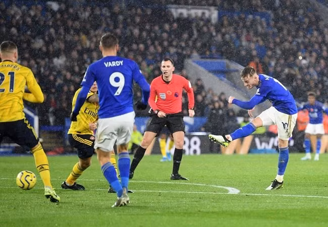 Theo Daily Mail, Maddison vẫn đang chần chừ trong việc ký mới, và có thể đợi cho đến cuối mùa giải trước khi ra quyết định dứt khoát. Đây cũng là cơ hội lớn để Man Utd đàm phán với 'nhạc trưởng trong mơ' của mình.