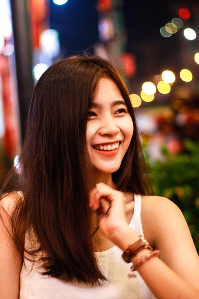 Ngoài ánh mắt là cửa sổ tâm hồn thì đôi môi cười tỏa nắng cũng là thứ "vũ khí" giúp nhiều cô gái chinh phục vô vàn những trái tim của những chàng trai si tình. Mới đây, cô gái Sài thành trong bức ảnh này đã cũng dùng chính điều này để khiến nhiều người chú ý tới mình.
