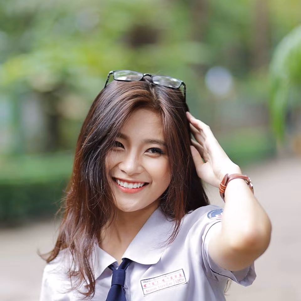 Mới đây, nhiều người cũng nhắc đến nữ sinh Sài thành này khi cô tham gia cuộc thi Miss Teen 2017. Ngay từ vòng bình chọn, Minh Tuyền đã có lượt bình chọn rất cao và gây ấn tượng với bộ ảnh dự thi phong cách nữ sinh: áo trắng, áo dài duyên dáng, thướt tha.
