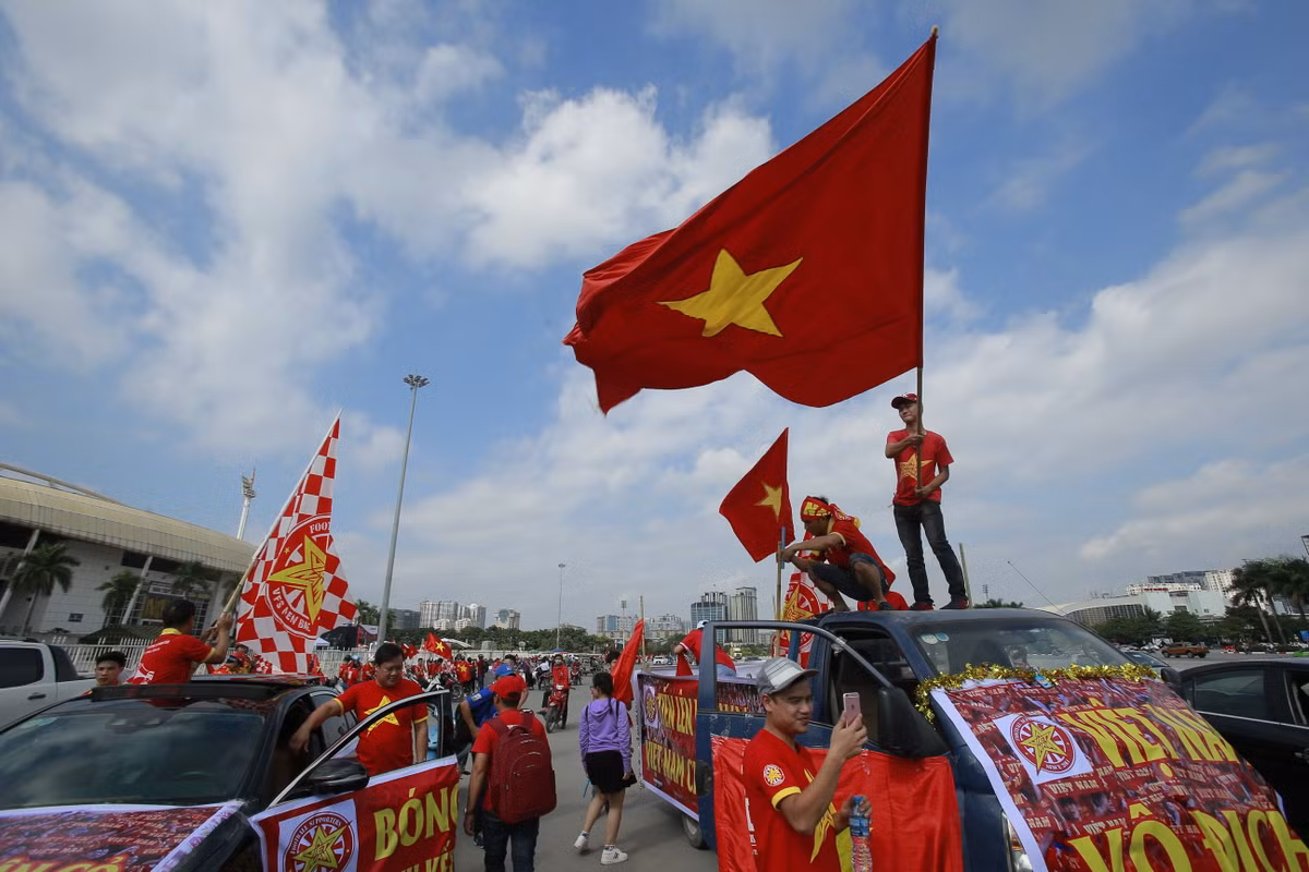 Trong buổi diễu hành, các CĐV của hội VFS Miền Bắc đã chuẩn bị các băng-rôn, trống, cờ để trang trí xe.