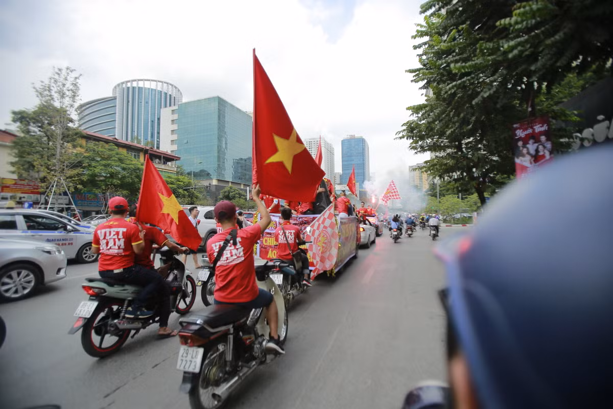 "Bên cạnh việc đảm bảo an ninh trong khi diễu hành, các thành viên của VFS Miền Bắc được quán triệt tuân thủ theo hiệu lệnh để buổi diễu hành diễn ra an toàn và không gây mất trật tự", anh Long chia sẻ thêm.