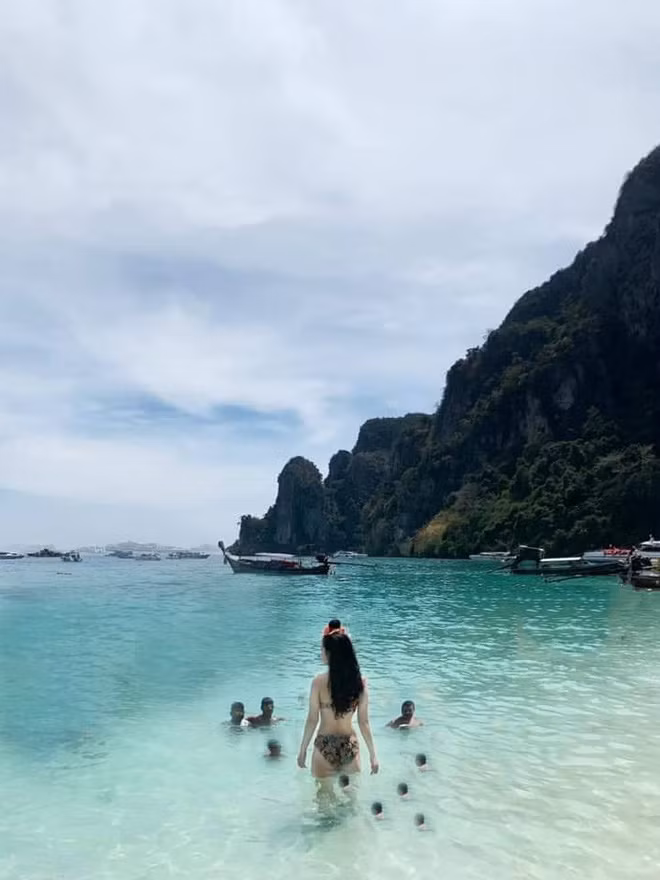 Kèm theo những bức ảnh của mình, nickname trên đã có lời nhờ dân mạng sửa ảnh rằng: "Các chế ơi xóa giúp em người xung quanh với".
