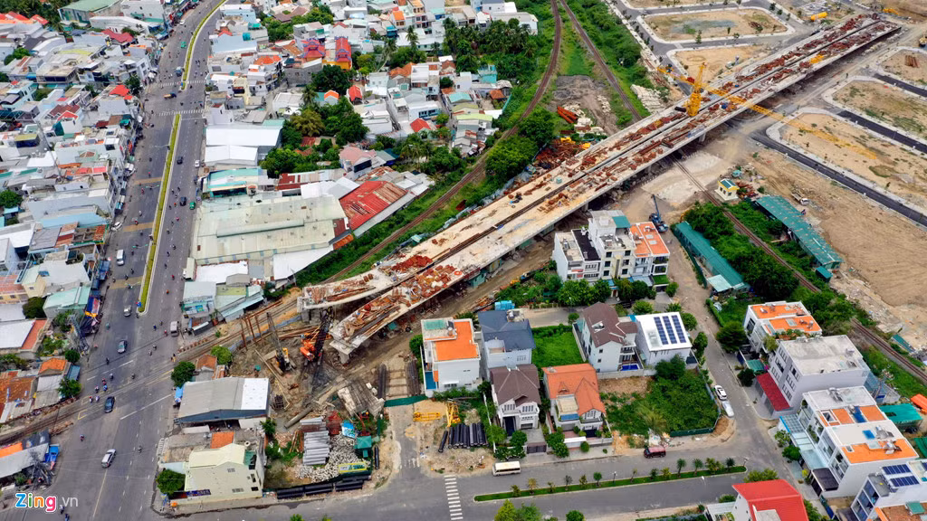Tuy nhiên, sau 2 năm thi công, dự án chỉ mới xây dựng gần xong một trong 4 nhánh cầu vượt, với chiều dài hơn 200 m.