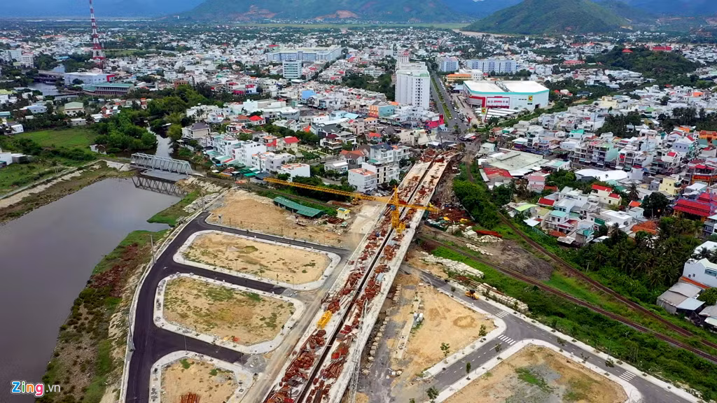 Theo UBND tỉnh Khánh Hòa, việc xây dựng nút giao thông Ngọc Hội nhằm giải quyết triệt để vấn đề ùn tắc giao thông ở điểm giao cắt tại chắn đường sắt Ngọc Hội và đường 23/10; giải quyết luồng lưu thông từ cửa ngõ phía bắc theo hướng đường vành đai 2 đi dọc theo đường sắt Bắc - Nam; rồi vượt đường sắt đi dọc theo sông Quán Trường kết nối vào đại lộ Nguyễn Tất Thành, tạo nên tuyến giao thông mới từ hướng bắc - nam mà không đi vào trung tâm thành phố.