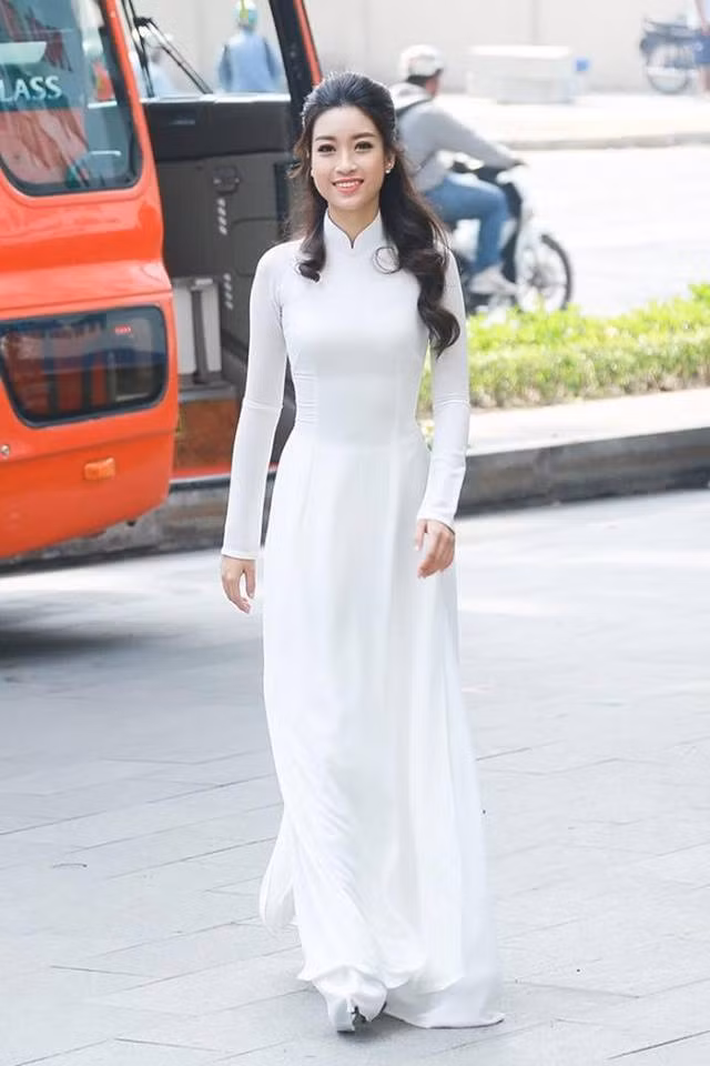 Cũng từ những tấm ảnh các này, một cuộc tranh cãi giữa cộng đồng mạng nổ ra, họ bình phẩm và đưa ra nhận xét xem mỹ nhân Việt Nam nào xinh nhất trong áo dài trắng nữ sinh.