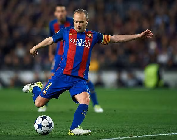 Iniesta có thể rời Barca: Ngôi sao người Tây Ban Nha lên tiếng: “Dự định ngay trước mắt tôi lúc này là hoàn thành bản hợp đồng mà tôi đang có với Barcelona, đó là những gì tôi muốn làm. Tất nhiên có cả những khả năng khác. Đó là câu hỏi cần sự cân nhắc kỹ lưỡng, tôi không dám khẳng định là tôi sẽ gia hạn hay không." Ảnh: Marca