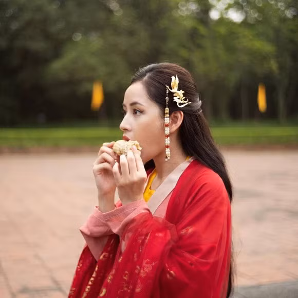 Mới đây, Chi Pu lại tiếp tục bơm thêm liều "doping" nữa cho MV Anh ơi ở lại bằng những hình ảnh hậu trường vô cùng hot. Cụ thể, cô nàng ca sĩ này cho "phơi bày" hình ảnh ăn ngô chống đói lúc quay cùng đoàn làm phim.