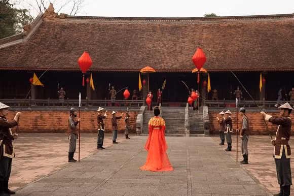Qua MV này, Chi Pu muốn nhắn nhủ đến mọi người: Đừng cố gắng, bất chấp tất cả để theo đuổi một tình yêu không dành cho mình. Hãy biết nhìn lại để thấy, vẫn có một tình yêu khác dành cho mình mà bản thân không hề hay biết.